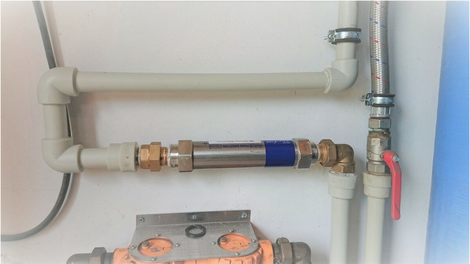 Instalación de un descalcificador de agua IPS en el hogar para evitar cal y mejorar el rendimiento de electrodomésticos Instalación de un descalcificador de agua IPS en el hogar para evitar cal y mejorar el rendimiento de electrodomésticos